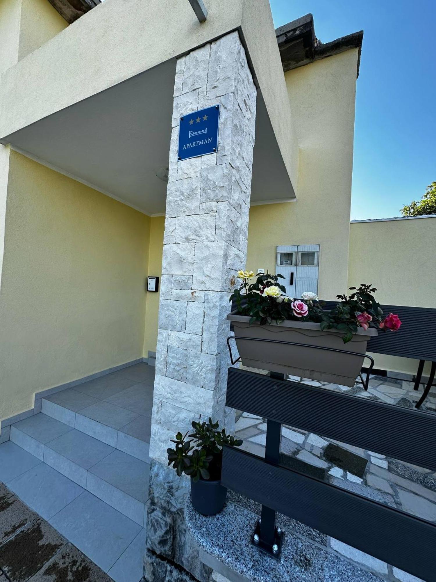 Lulic Apartment Labin  Bagian luar foto
